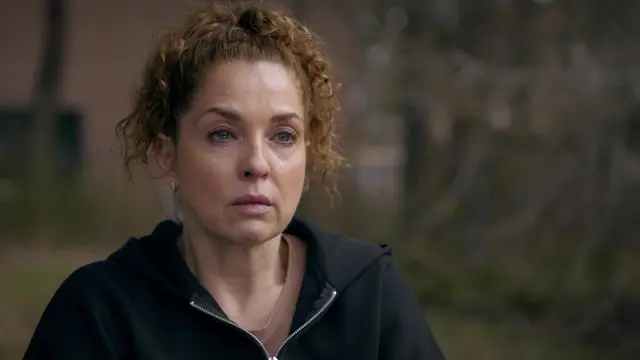 Nina (Maria Wedig) sitzt mit Tränen in den Augen im Freien und wirkt von den Ereignissen der vergangenen Wochen schwer gezeichnet.