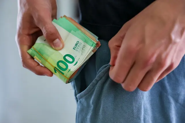 Ein Mitarbeiter des Landesamts für Soziales steht im Verdacht, viel Geld auf sein eigenes Konto umgeleitet zu haben. (Illustration) | Foto: Jan Woitas/dpa