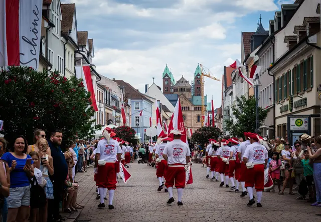 Neben Stadtfesten und Kerwen prägen am Wochenende auch große Traditionsfeste das Bild in der Pfalz – hier beim Brezelfest in Speyer. | Foto: Cornelia Bauer