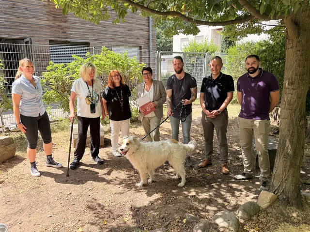 Umweltministerin Christine Schneider (Mitte) überreichte dem Tierheim Kaiserslautern einen Förderbescheid über rund 30.000 Euro. | Foto: Kreisverwaltung KL/gratis