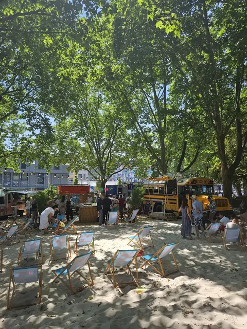 Sommerfeeling mitten in Kaiserslautern: Die neue „Lorito Beach Bar“ am Casimirschloss lädt mit Sandstrand und Liegestühlen zum Verweilen ein | Foto: Stadt KL/gratis