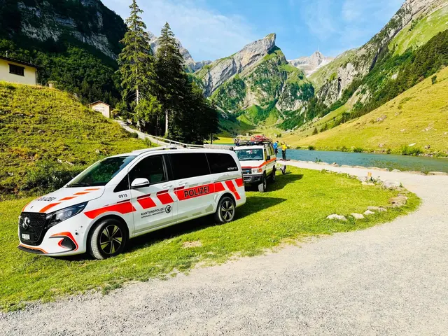 Ein 19-jähriger Deutscher ist beim Baden in einem Schweizer Bergsee ums Leben gekommen. | Foto: -/Kantonspolizei Appenzell Innerrhoden/dpa