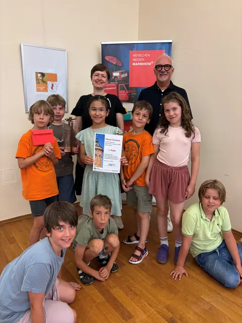 Beim Lesewettbewerb in Mannheim stapeln Kinder gelesene Bücher und Comics zum gemeinsamen Rekord. | Foto: Stadt Mannheim