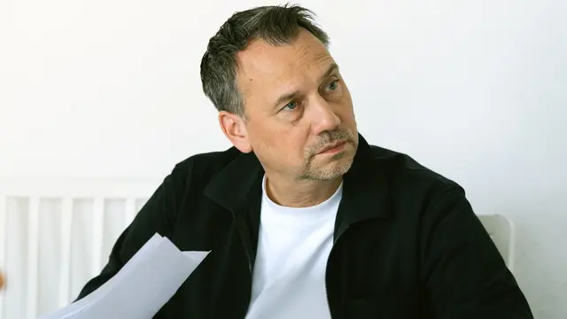 Sebastian Fitzzek bei den Dreharbeiten zu seinem Gastauftritt in der RTL-Serie GZSZ.