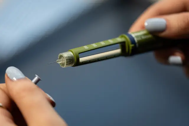 Insulin-Pen bereit, falls es nötig wird: Zeitverschiebung, Hitze, mehr Bewegung – im Urlaub kann der Blutzucker schnell aus der Reihe tanzen.  | Foto: dpa