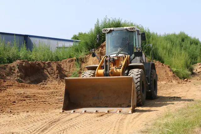 Auf einer Baustelle „Am Klärwerk“ in Lustadt wurden zwei Bagger beschädigt. Die Polizei ermittelt wegen Sachbeschädigung und sucht Zeugen. | Foto: Heike Schwitalla