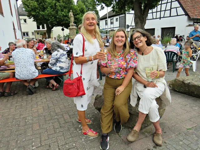 Kathrin Hentzschel, Jana Schwender (Leiterin der Gemeindebücherei Neuhofen) und Anne Schuck | Foto: Brigitte Melder