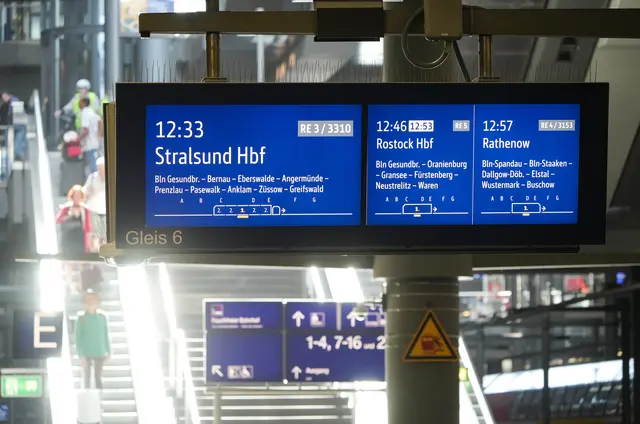 Neue Infomonitore und schnellere Echtzeitdaten sollen Bahnreisende künftig besser über Gleiswechsel, Verspätungen und Zugausfälle informieren. Die Deutsche Bahn investiert dafür zusätzlich 50 Millionen Euro in digitale Kundenkommunikation. | Foto: Deutsche Bahn AG / Volker Emersleben