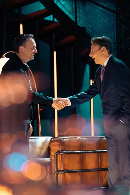 Sebastian Fitzek (links) trifft bei GZSZ auf Dr. Jo Gerner (Wolfgang Bahro). Der Thrillerautor verrät, warum ihm die gemeinsamen Szenen Respekt einflößten. | Foto: RTL / Pit Faul