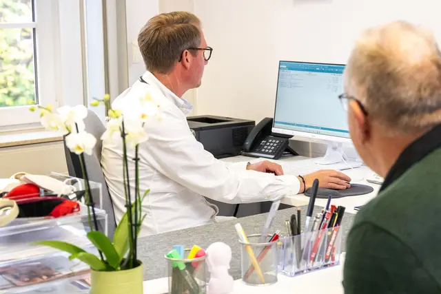 Bald mehr Einblick für den Betriebsarzt? Ein Referentenentwurf sieht vor, dass Betriebsärzte künftig auf die elektronische Patientenakte zugreifen können – Beschäftigte müssten aktiv widersprechen.  | Foto: dpa