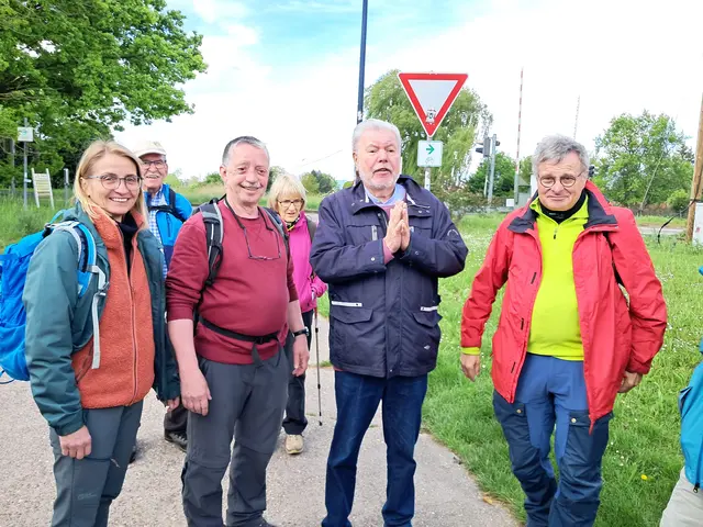 Prominente Unterstützung: Der ehemalige rheinland-pfälzische Ministerpräsident Kurt Beck (Zweiter von rechts) führte im vergangenen Jahr eine Tagesetappe der Blinden-Wanderwoche. | Foto: Wintergerst