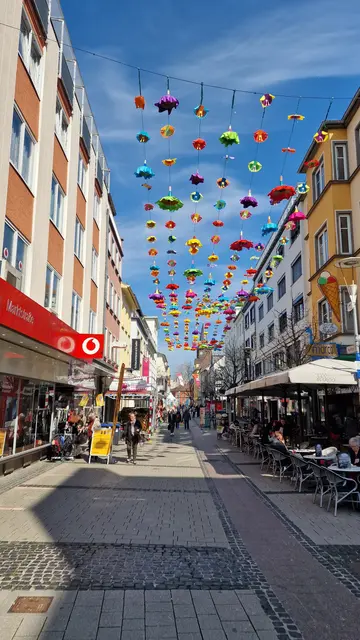 Zwei Männer sollen in einem Geschäft in der Marktstraße versucht haben, Pokemonkarten zu stehlen. Die Polizei in Kaiserslautern sucht Zeugen und fahndet nach den beiden beschriebenen Verdächtigen. | Foto: Ralf Vester