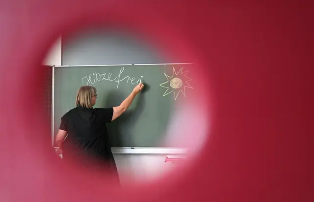 Auch an Berufsschulen und in der Oberstufe kann Hitzefrei gegeben werden, stellt das Kultusministerium klar. (Archivbild) | Foto: Bernd Weißbrod/dpa