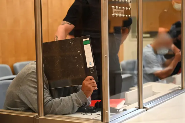 Gegen die angeklagten Brüder besteht der Verdacht, von 2016 bis 2017 als Mitglieder der Terrormiliz «Islamischer Staat» (IS) tätig gewesen zu sein.  | Foto: Celine Frohnapfel/dpa