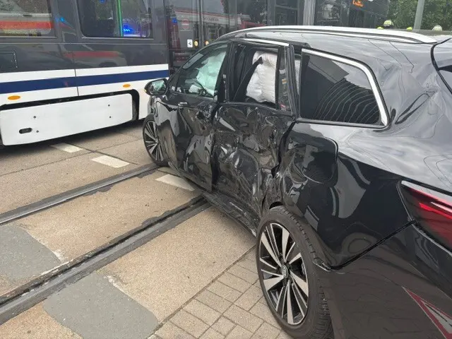 Ein Autofahrer ist in Friesenheim beim unerlaubten Wenden mit einer Straßenbahn zusammengestoßen. Der 28-Jährige wurde leicht verletzt. | Foto: Polizeidirektion Ludwigshafen