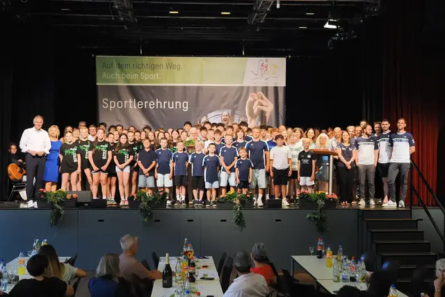 Bildunterschrift: Die durch Landrat Dietmar Seefeldt (Zweiter von links) ausgezeichneten Sportlerinnen und Sportler.  | Foto: Foto: Dieter Hammann 