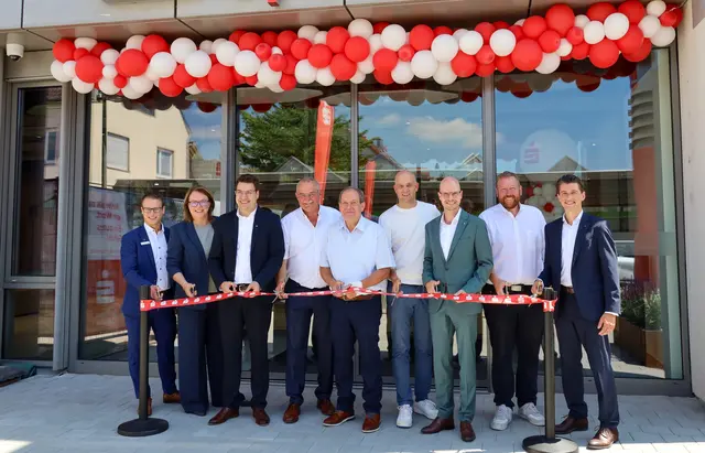 Eröffnung der neu gestalteten Marktdirektion in Kandel (Gartenstraße 3)
 Im Bild (v.l.n.r.): Alexander Kindler, Iris Kommritz, Benjamin Hirsch, Volker Merkel, Michael Gaudier, Martin Brandl, Svend Larsen, Mike Schönlaub, Marco Breßler.  | Foto: Bildrechte: Sparkasse Südpfalz