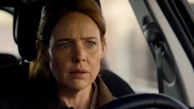 Toni sitzt nachdenklich am Steuer eines Autos und beginnt bei GZSZ auf eigene Faust nach der Wahrheit über Nina zu suchen.