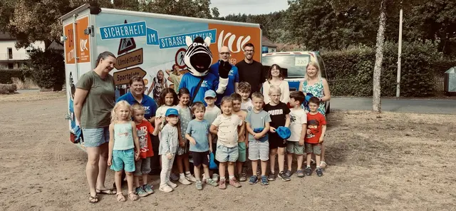 Kita-Leiterin Gabriele Franzinger, Alissa Neder und Marco Zettl von EUROPE DIRECT Kaiserslautern, Markus Matheis, Maskottchen SAM und Erik Hippchen von der KUK sowie Caroline Moore, englischsprachige Fachkraft der Kita Waldwichtel, freuen sich mit den Kindern über den gelungenen Aktionstag.  | Foto: Stadt Kaiserslautern