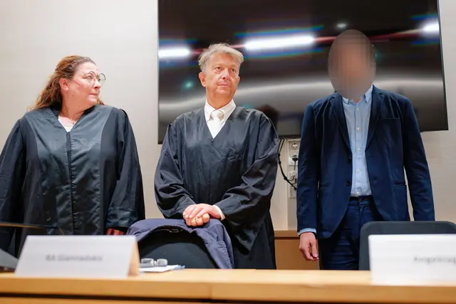 Der Angeklagte (r) wurde wegen Körperverletzung mit Todesfolge zu zehn Jahren Gefängnis verurteilt. | Foto: Uwe Anspach/dpa