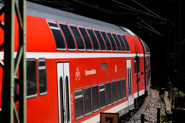 Ein Zug der Schwarzwaldbahn kollidierte bei Gegenbach mit einem Auto. (Symbolbild) | Foto: Philipp von Ditfurth/dpa