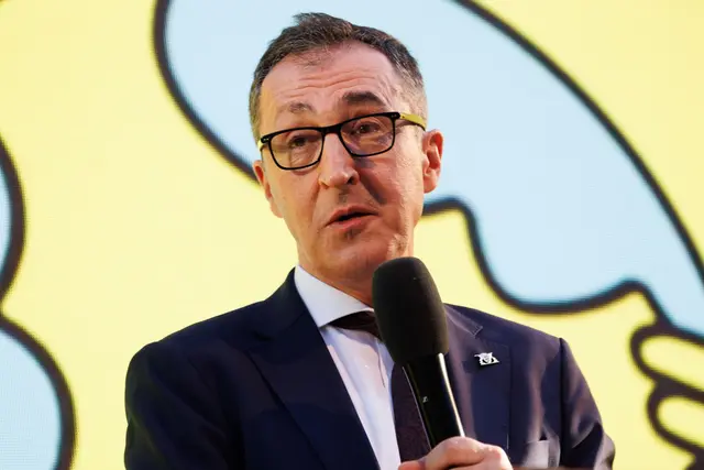 Cem Özdemir (Grüne) hat zum ersten Mal als Ministerpräsident das traditionelle Sommerfest der Landesregierung in Berlin eröffnet. | Foto: Carsten Koall/dpa