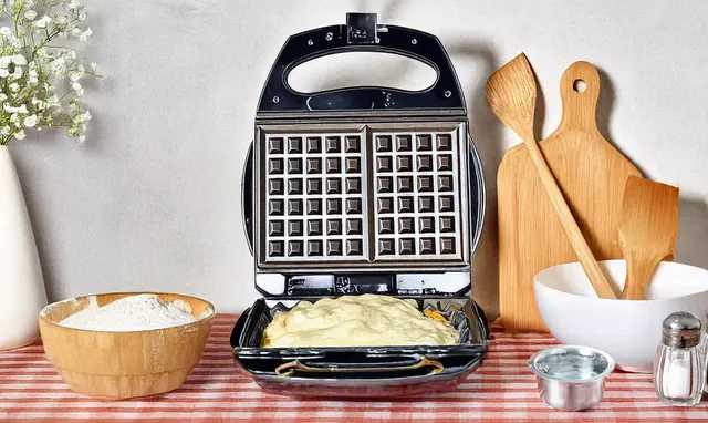 Mit diesem Trick wird das Waffeleisen immer wieder richtig sauber (KI) | Foto: Heike Schwitalla