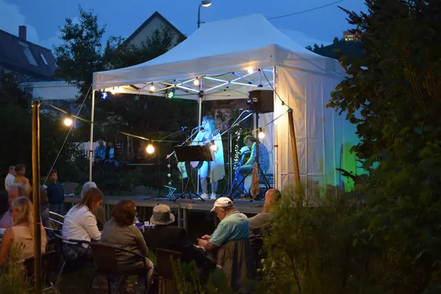 Eine Bühne zwischen Flieder, Himbeersträuchern und Gemüsebeet: Live-Musik im Garten des Theater in der Kurve | Foto: Thuk-Verein Hambach