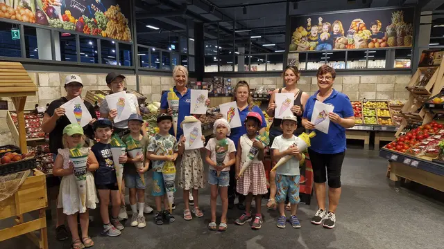 Die Vorschulkinder der Wipo Wichtel aus Kaiserslautern brachten mit viel Begeisterung selbst gemalte Bilder zum ersten Schultag mit, die sie den Mitarbeitenden des Marktes überreichten und damit für große Freude sorgten | Foto: iKL/gratis