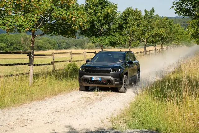 Jeep Avenger: Frisch geschniegelt über den Schotterweg. Der Wagen startet geliftet ins neue Modelljahr – mit neuen LED-Scheinwerfern und robusterer Front.  | Foto: dpa