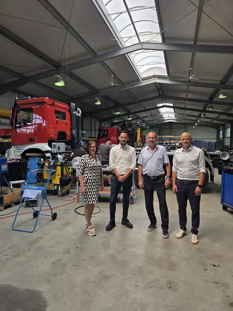 Von links: Bürgermeisterin Iris Fleisch, Vertriebsleiter Ingo Bertsche, Inhaber Hardy Bertsche (beide F&amp;B Nutzfahrzeug-Technik GmbH) und Landtagsabgeordneter Florian Bellaire. | Foto: Büro Florian Bellaire