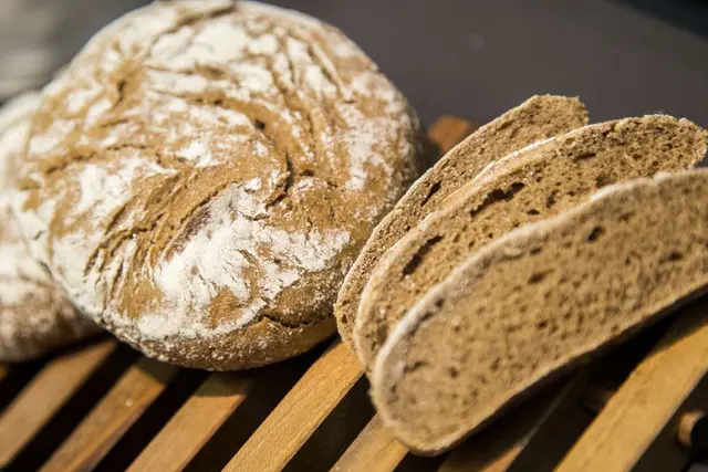 Im Brotkasten, in der Bäckertüte oder im Kühlschrank? So wird frisches Brot im Sommer am besten gelagert. | Foto: dpa