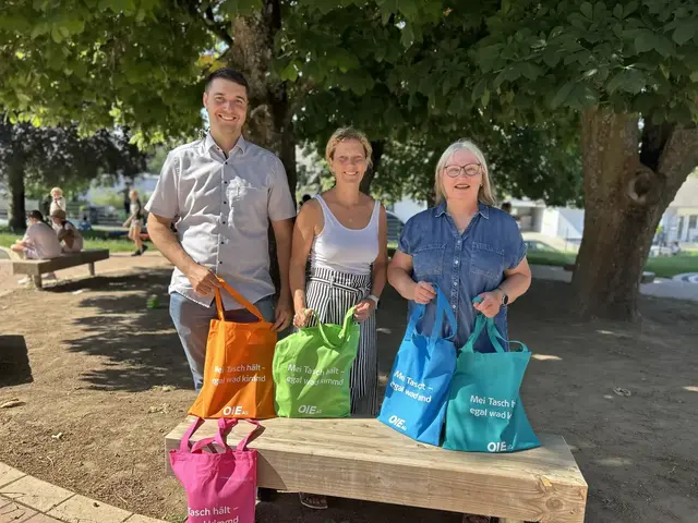 Wer zur Schulbuchausleihe viele Bücher und Hefte abholen muss, kann sie in Baumholder wieder in stabilen Stofftaschen nach Hause tragen.  (v.l.n.r.): Florian Schmidt, Katrin Welsch und Christine Schwarz mit den gepackten Stofftaschen für die Schulbuchausleihe in Baumholder | Foto: Jutta D’Orazio, OIE