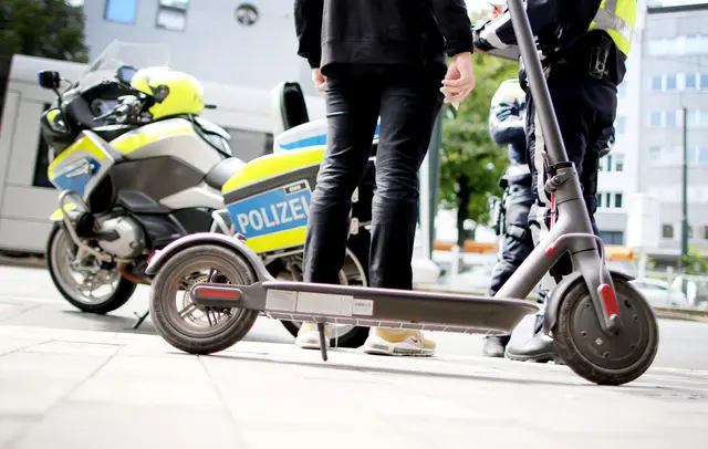 Keine Straßenzulassung ohne Versicherung: Wer einen E-Scooter im öffentlichen Verkehr ohne Versicherungskennzeichen fährt, riskiert saftige Strafen.  | Foto: dpa