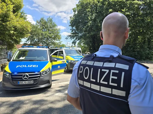 Der Verdächtige tauchte nach der Messerdrohung wieder auf.  | Foto: Thomas Riedel/dpa