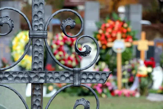 Auf mehreren Friedhöfen im Bereich Germersheim sind Bronzegegenstände und Grabschmuck gestohlen worden. Die Kriminalpolizei Landau ermittelt nach sechs Fällen und sucht Zeugen. | Foto: vulkanismus/stock.adobe.com