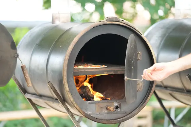Die Flammkuchen auf dem Flammkuchenfest in Mörlheim werden traditionell im mit Rebholz befeuerten Ofen gebacken | Foto: Landjugend Mörlheim