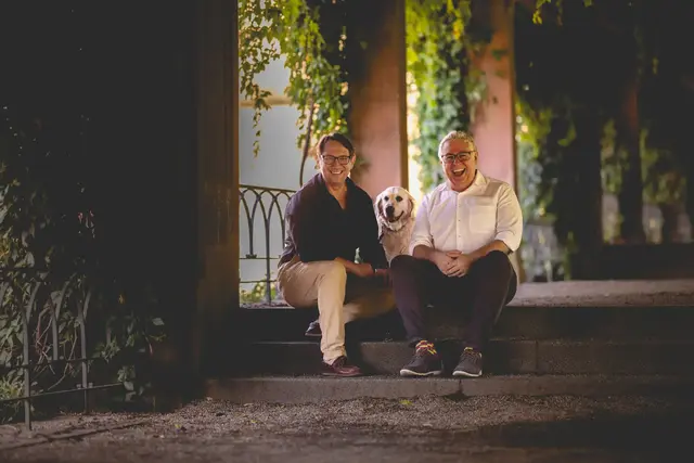 Bürgermeister Thorsten Riehle (rechts), sein Ehemann Markus Schwarz-Riehle und Hündin Fee repräsentieren als „Schirmsche“ die Monnem Pride 2026 in Mannheim. | Foto: Alexander Kästel