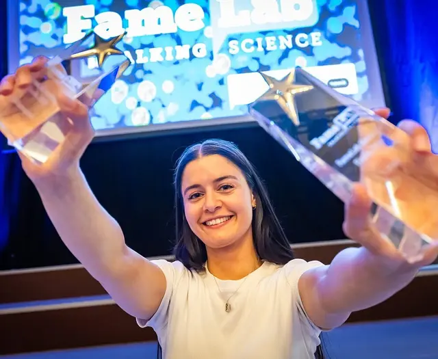 In drei Minuten Forschung verständlich erklären: Eine KIT-Doktorandin zeigt im Wettbewerb, wie das gelingen kann. Karlsruherin Mona Wellhäusser hat das FameLab Finale in Bielefeld gewonnen | Foto:  | Wissenswerkstadt Bielefeld, Sarah Jonek