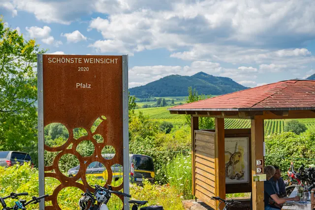 Die Kleine Kalmit gilt als eine der schönsten Weinsichten der Pfalz – beim Kalmitfest wird die Aussicht zur Festkulisse | Foto: CC-BY Pfalz Touristik, Heimatlichter GmbH