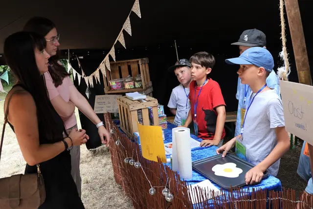 Wenn Kinder in den Ferien selbst Regeln machen und über ihr Geld abstimmen, fühlt sich das an wie eine kleine Stadtratssitzung. Beigeordnete Lena Dürphold und Jugendamtsleiterin Clarissa Lorenz-Jahn besuchten die Kids in der Kinderstadt. | Foto: Stadt Landau