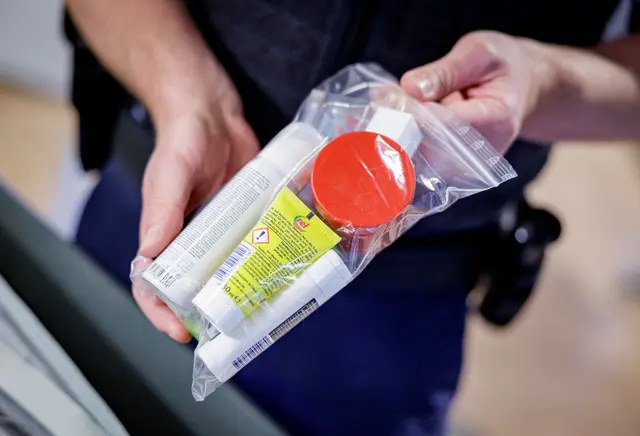 Flüssigkeiten richtig verpacken: In einem transparenten, wiederverschließbaren Beutel können mehrere Behältnisse von maximal 100 Milliliter mitgenommen werden – Ausnahmen gelten für Babynahrung und Medikamente. Und bei modernen CT-Scanner-Kontrollstellen. (zu dpa: «Handgepäck: Was ist erlaubt, was nicht?») | Foto: dpa