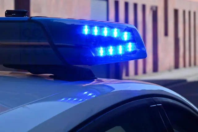 Nach dem Unfall sperren Polizisten die Autobahn. (Symbolbild) | Foto: Patrick Pleul/dpa