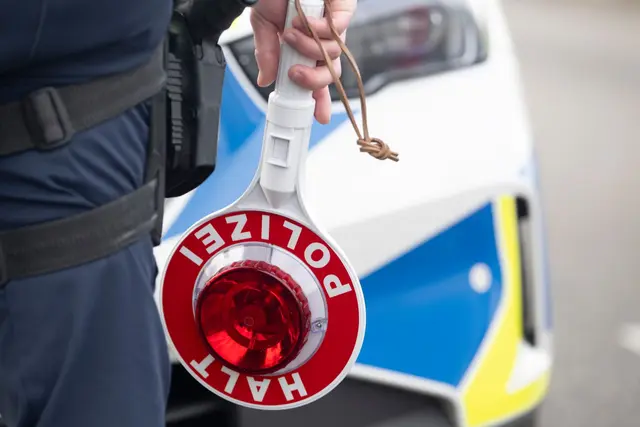 Die Polizei kontrollierte den Mann und stellte Alkoholgeruch fest. (Symbolbild) | Foto: Marijan Murat/dpa