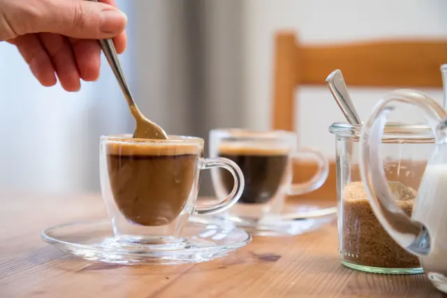 Schöne Haut durch Kollagen-Pulver im Kaffee? Entscheidender sind laut Expertin Klassiker wie UV-Schutz und genug Schlaf. | Foto: dpa