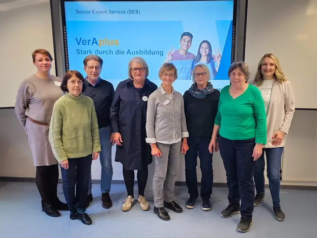 Regionalkoordinator Klaus Zimmermann (3.v.l) mit den Mentorinnen sowie Vertreten der Pflegedirektion und der Schule für Gesundheitsfachberufe bei der Projektvorstellung | Foto:  SHG/Moritz Forster