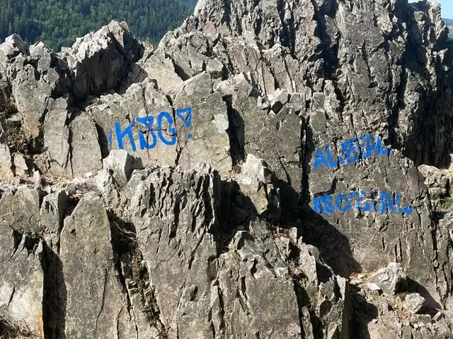 Das Graffiti wird mit dem Fußball-Zweitligisten Karlsruher SC in Verbindung gebracht und sorgt für Ärger beim Schwarzwaldverein Hornisgrinde. | Foto: -/Bergwacht Achertal/dpa