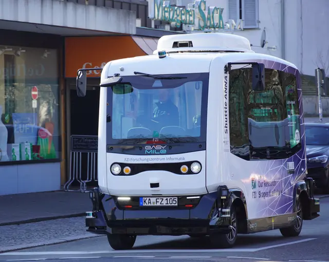 Autonomer E-Minibus hält vorschriftsmäßig an Ampel. In vielen Verkehrsszenarien beachtet er alle Regeln. Komplexe Szenarien mit Einsatzfahrten von Polizei schafft er noch nicht.  | Foto: KVV