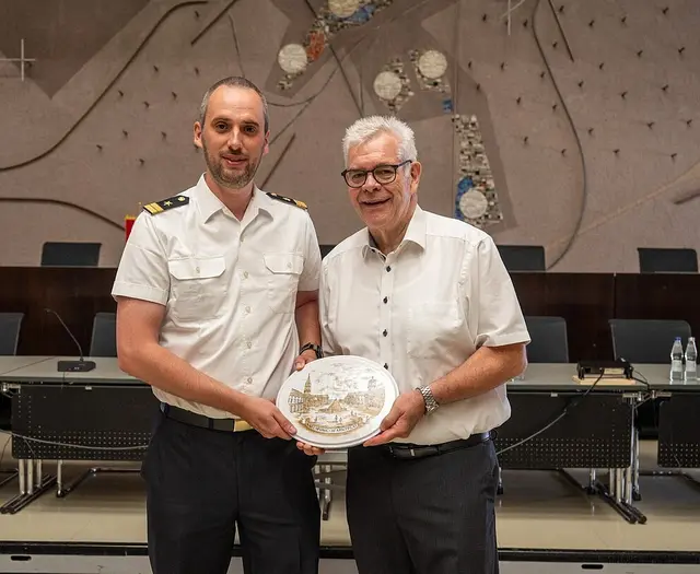Ein Empfang im Rathaus, bei dem Gäste aus der Marine der Stadt Karlsruhe einen Besuch abstatten. Stadtrat Tilmann Pfannkuch überreicht Daniel Blumenberg, Oberleutnant zur See, einen Wandteller mit Karlsruhe-Motiv. | | Foto:  Stadt Karlsruhe, Boris Burghardt