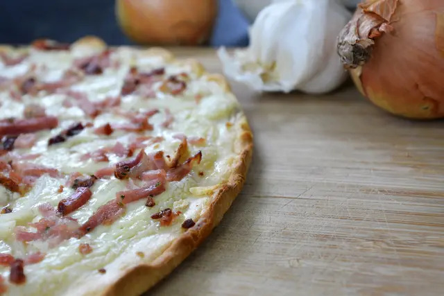 Nicht nur Weinkerwen, auch Spezialitätenfeste wie das Flammkuchenfest in Mörlheim gehören am Wochenende vom 17. bis 19. Juli zum Programm in der Pfalz. | Foto: Firn/stock.adobe.com